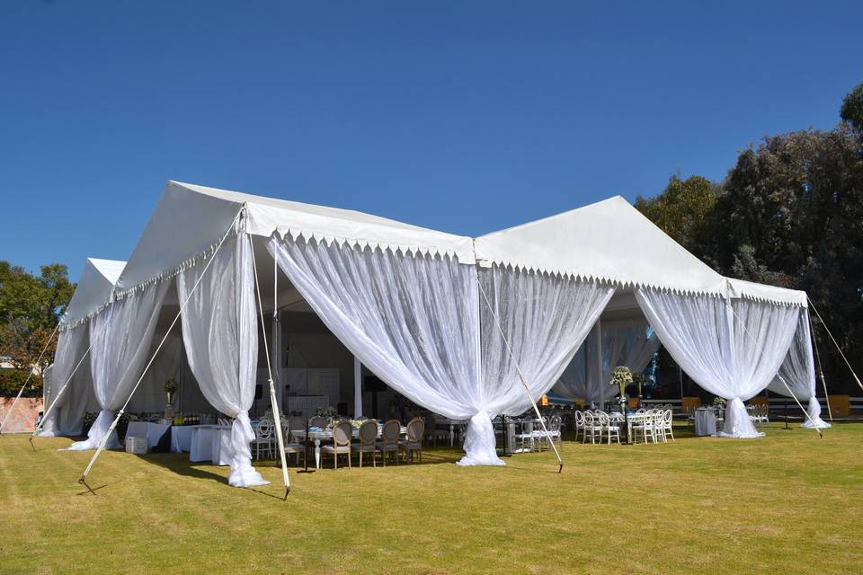 Carpa con cortinas de organza