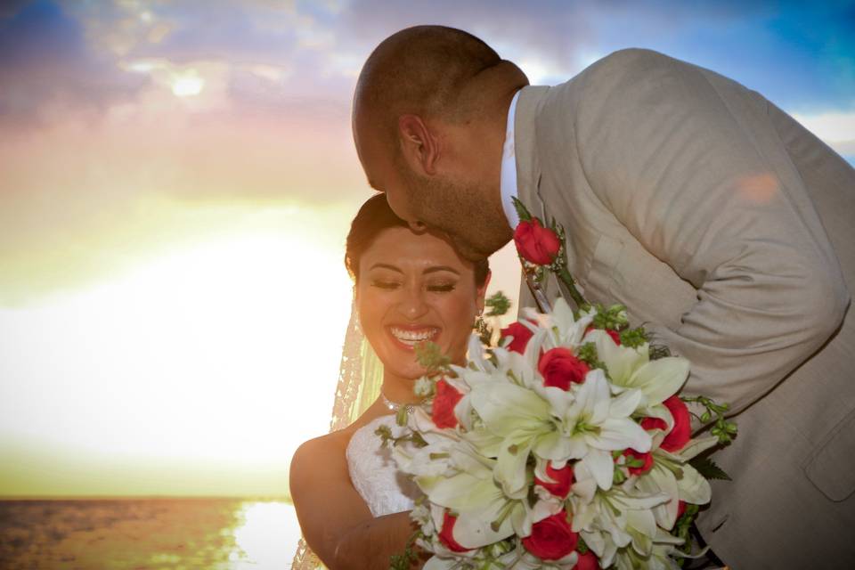 Novios riéndose en el atardecer