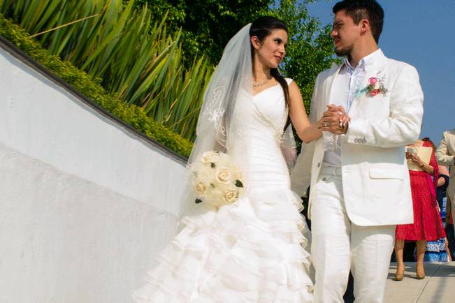 Novios saliendo iglesia