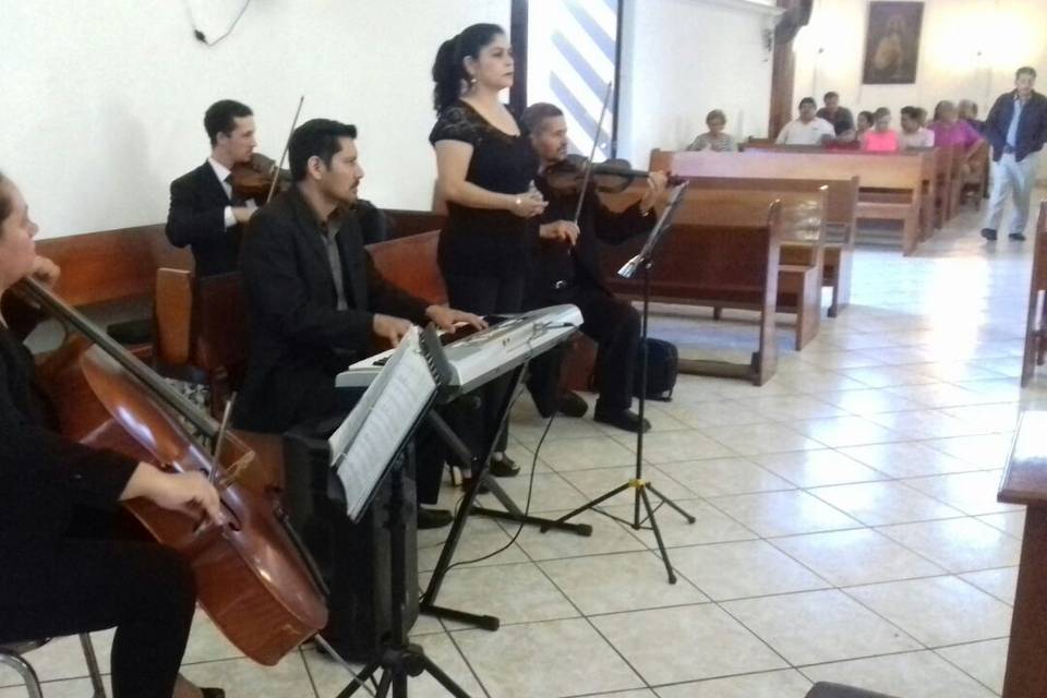 Quinteto (cuerdas, piano y voz)