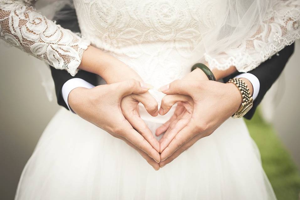 Detalle manos en forma corazón