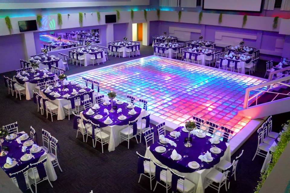 Salón con pista led de colores y mesas