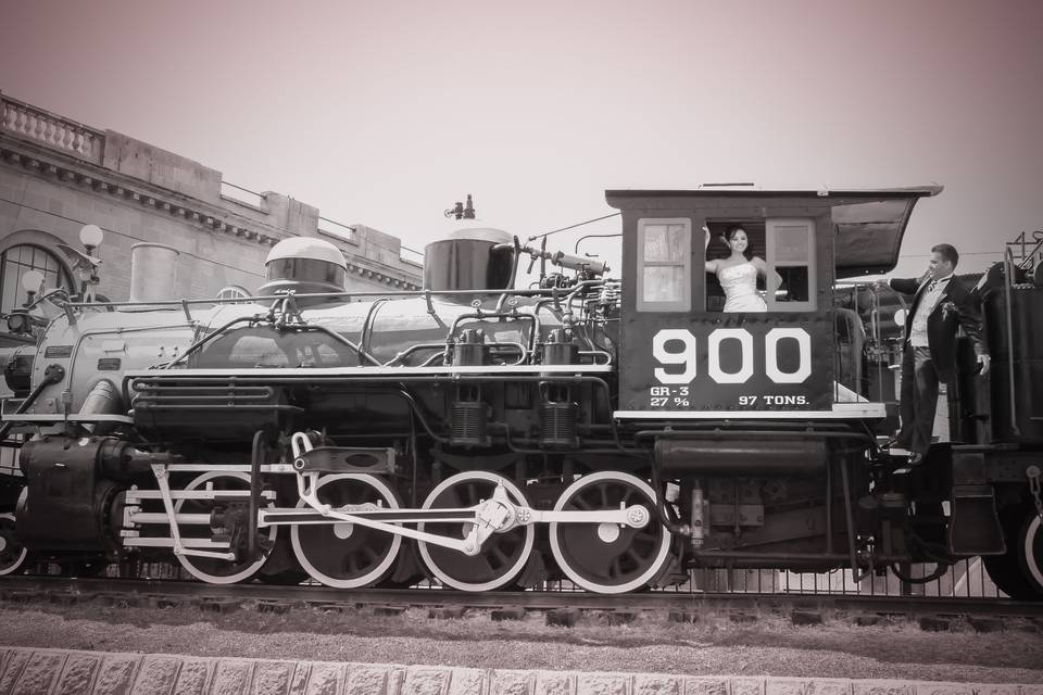 Novios en ferrocarril