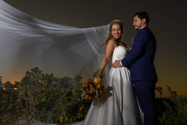 Recién casados posando en el atardecer