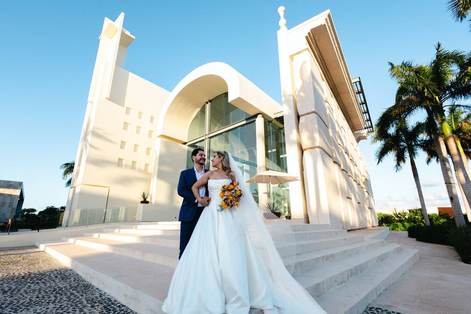 Recién casados frente a la iglesia