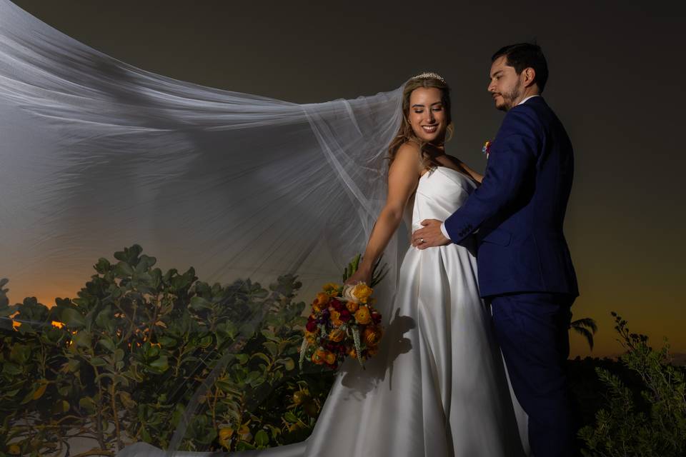 Recién casados posando en el atardecer