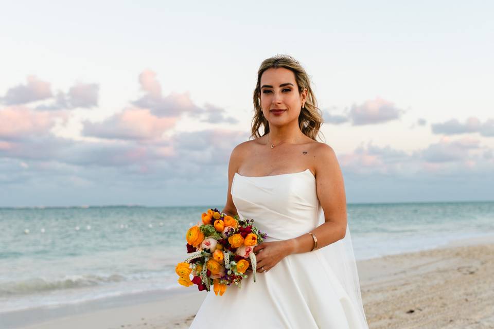 Novia caminando en la playa