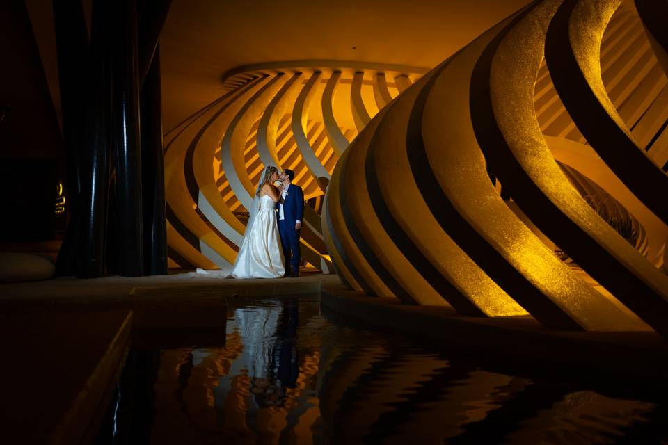 Novios posando en un recinto iluminado