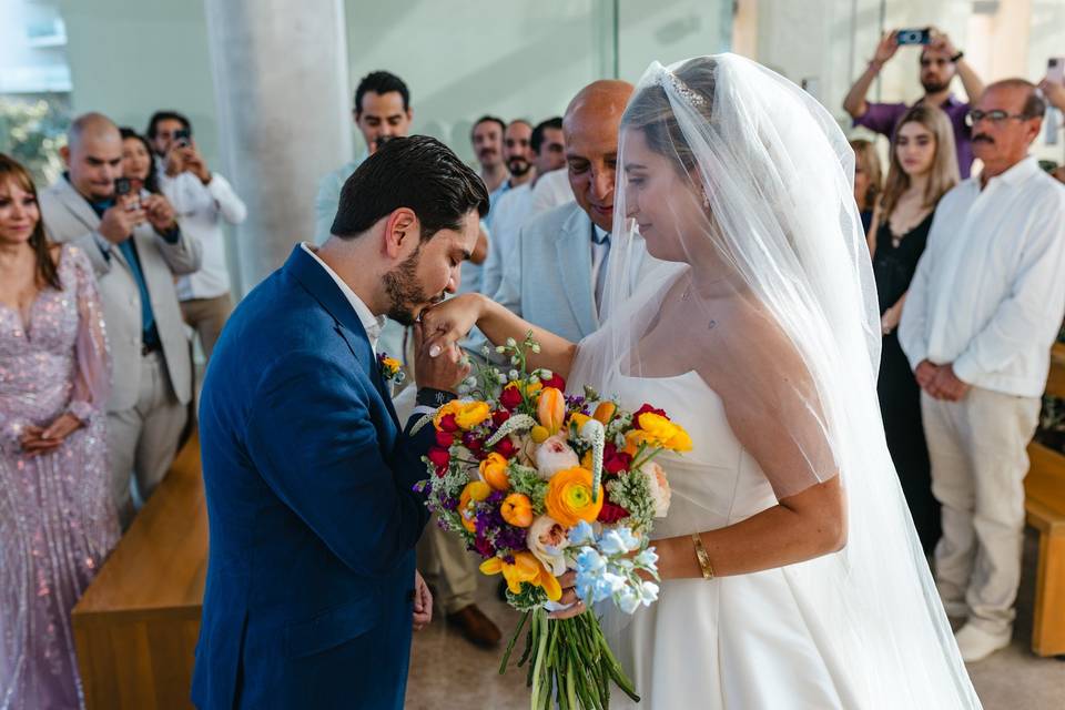 Novio besándole la mano a la novia