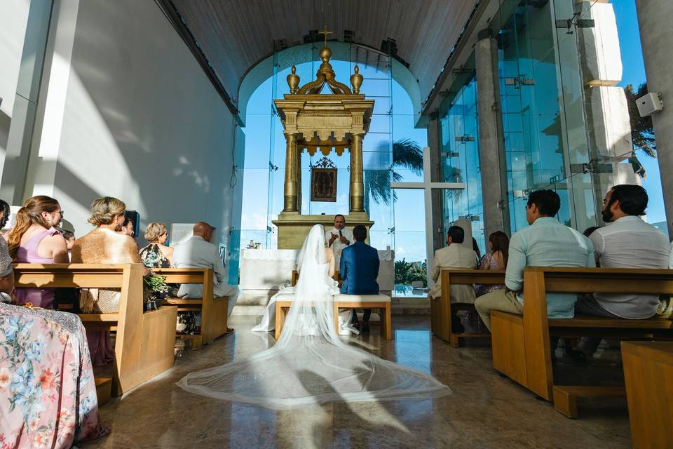 Novios sentados en el altar