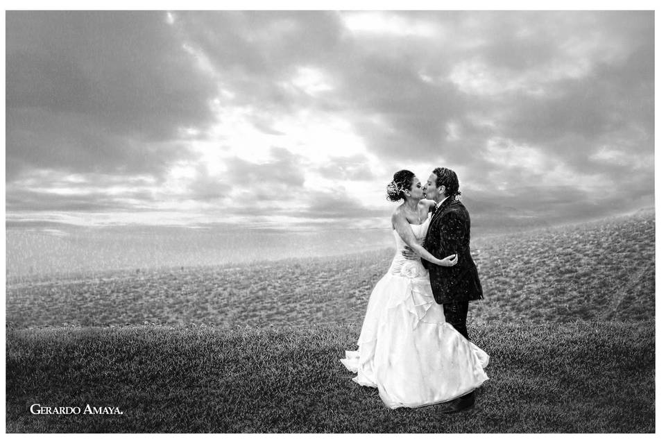 Novios en la lluvia