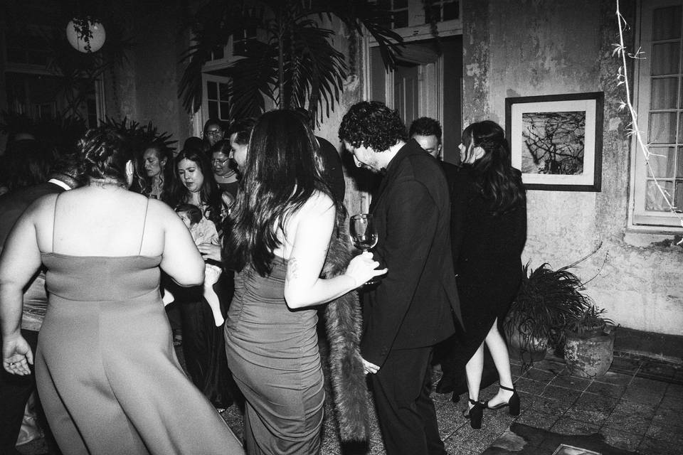 Invitados bailando