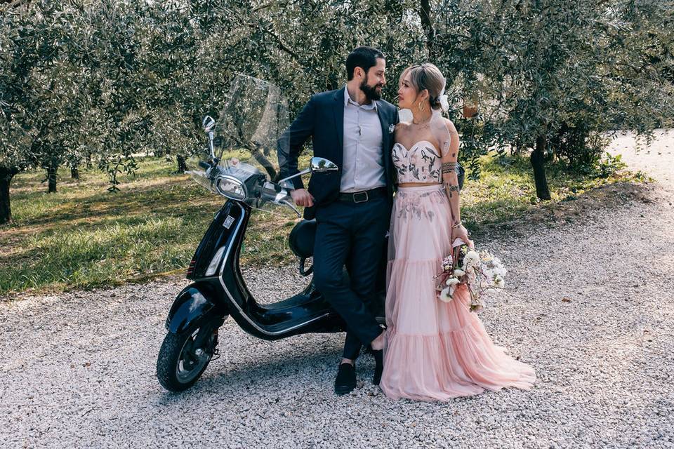 Novios recargados en una motoneta