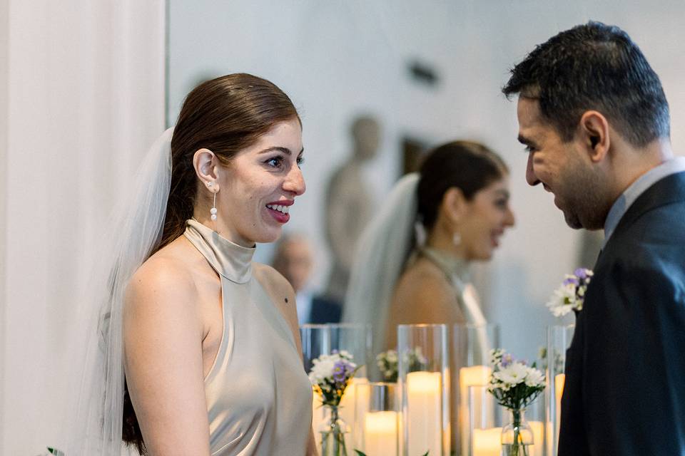 Novios viéndose a los ojos y sonriendo