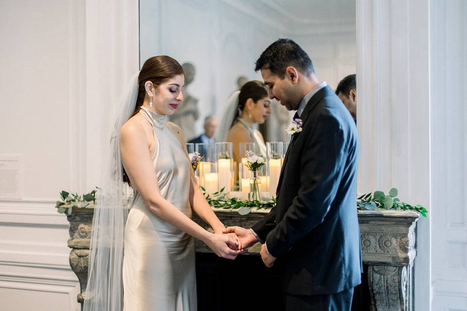 Pareja agarrados de la mano frente a un espejo decorado