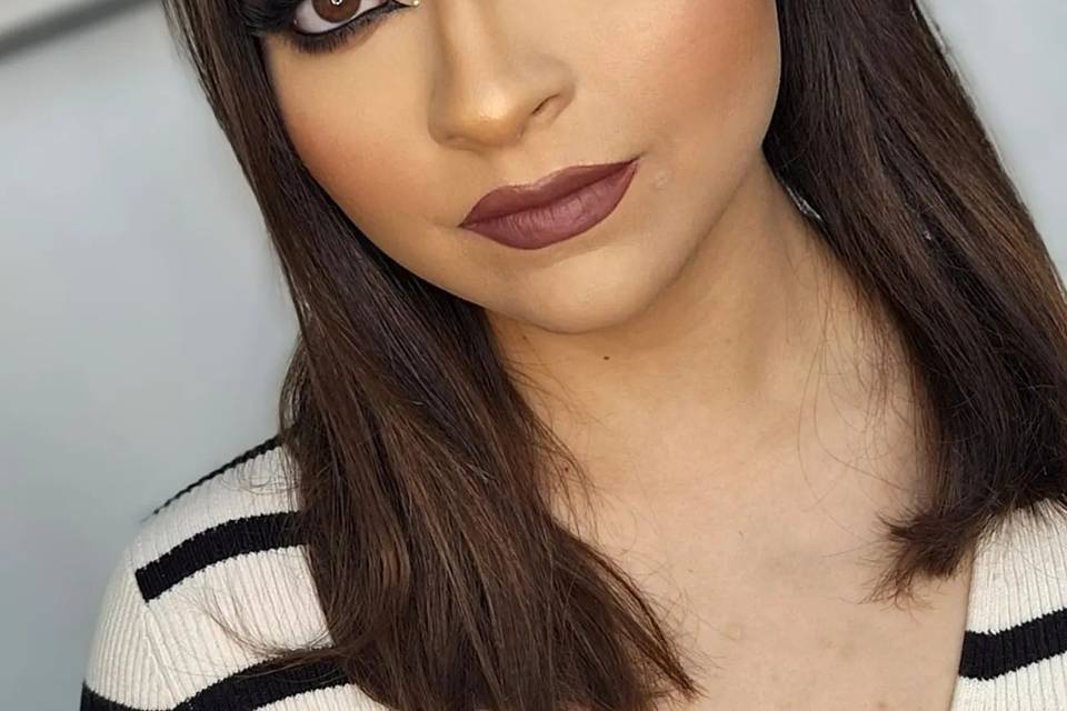 Maquillaje con smoky eyes y labios mate