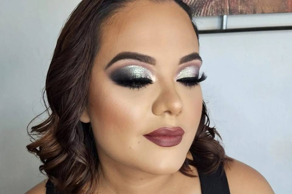 Maquillaje con sombras plateadas