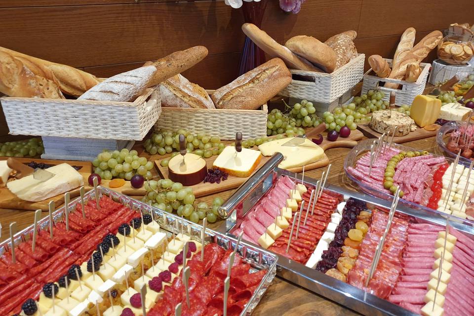 Mesa de quesos y carnes frías