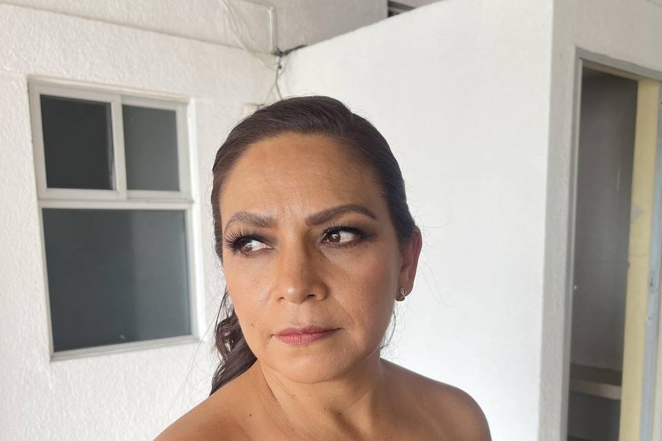 Maquillaje y peinado