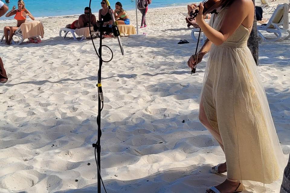 Tocando en la playa