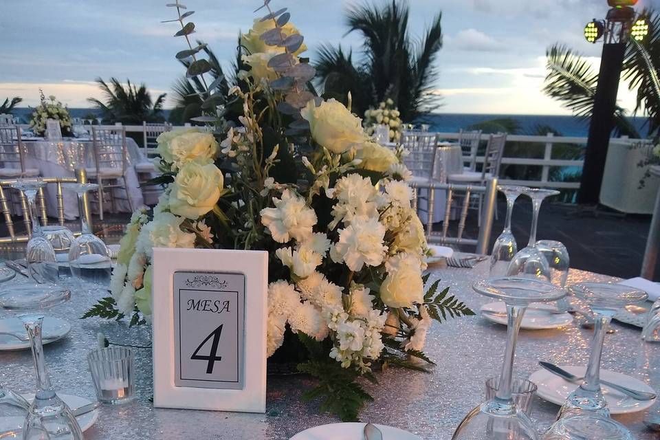 Mesa decorada con flores blancas