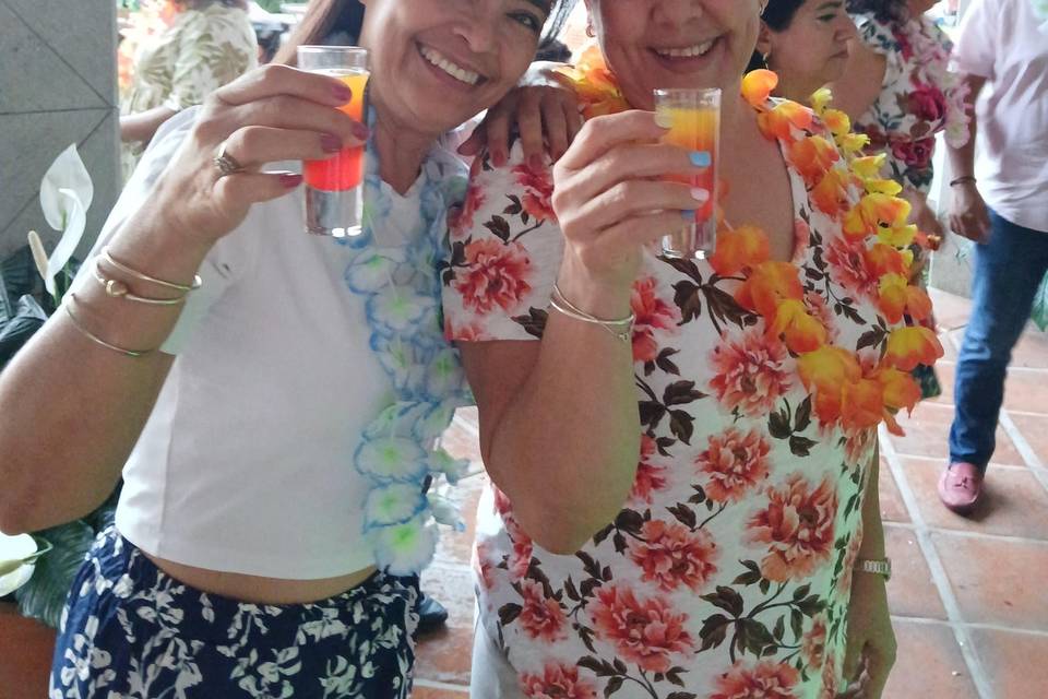 Invitadas felices con shots