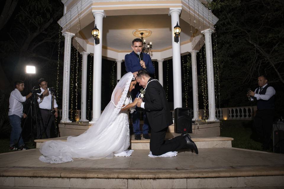 Pareja hincada frente a un kiosco