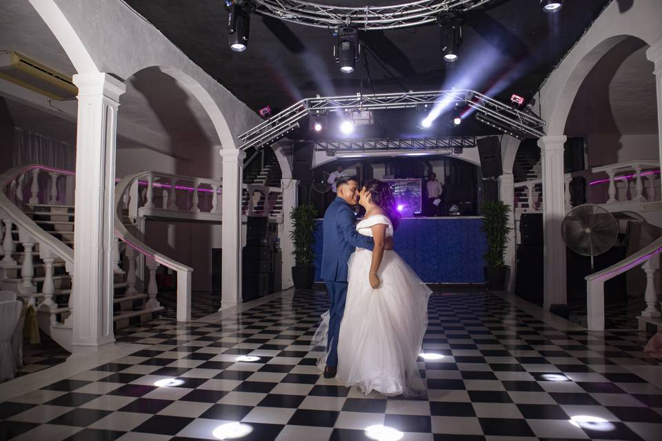 Novios bailando en la pista