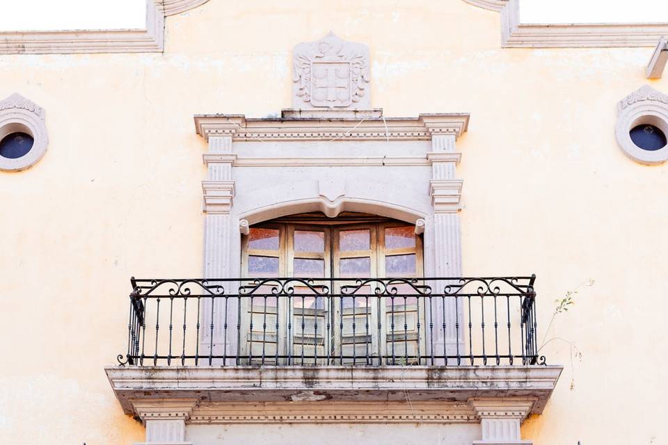 Pareja frente a una puerta de madera