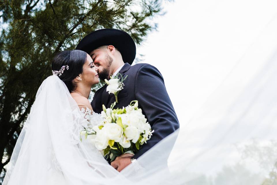 Pareja abrazada por el velo