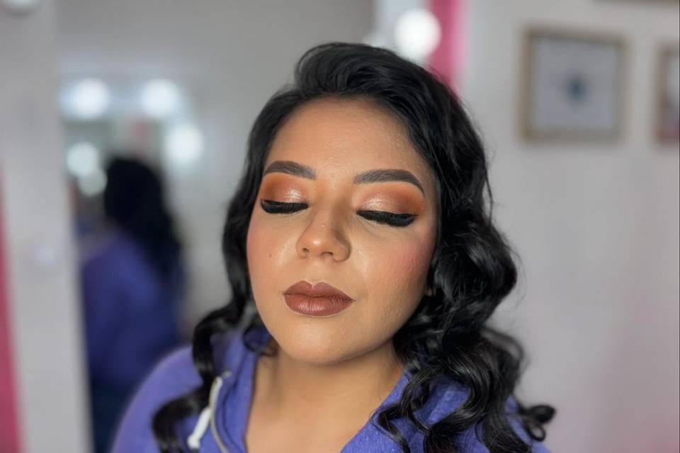 Maquillaje glowy y cabello ondulado