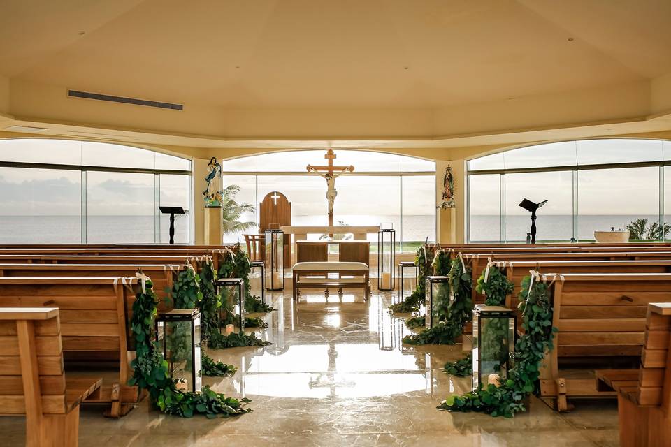 Iglesia decorada con flores