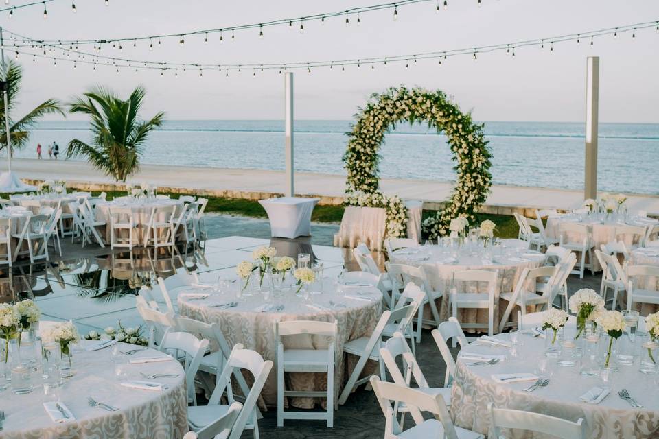 Mesas decoradas para evento frente al mar