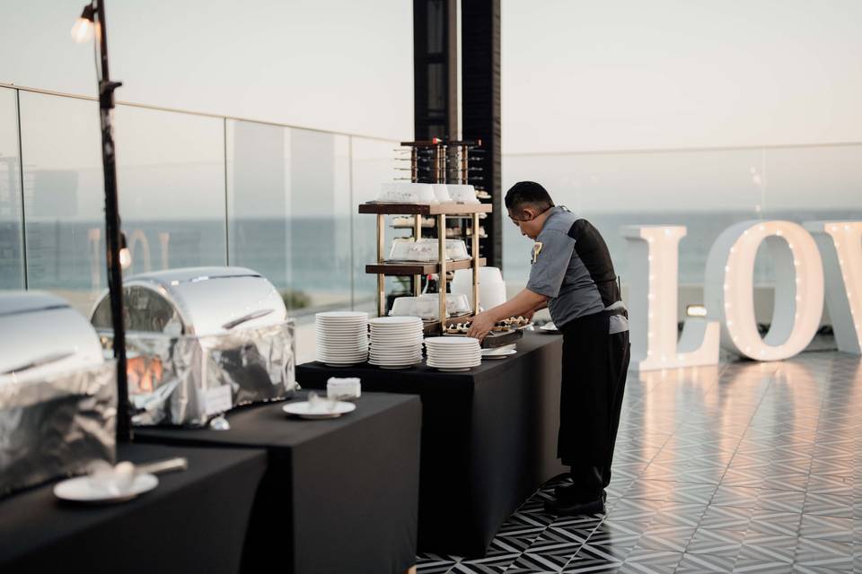 Acomodando el catering