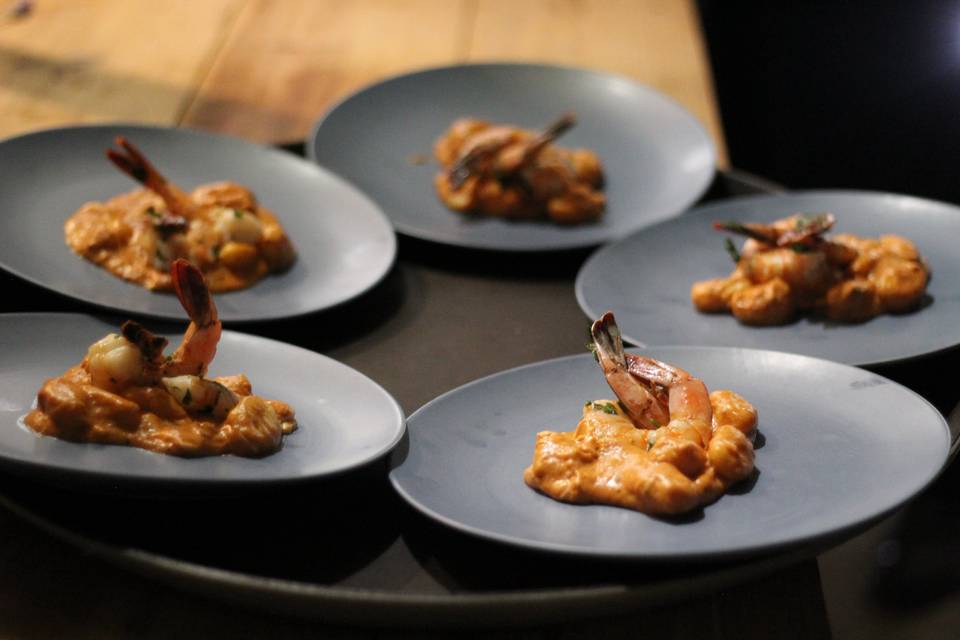 Comida gourmet para evento en platos grises