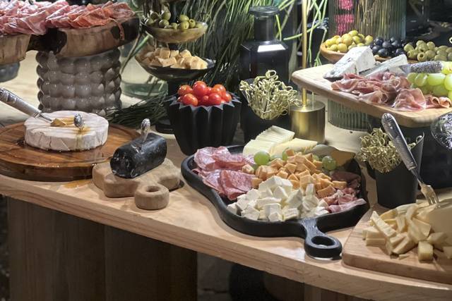 Mesa de quesos y carnes frías