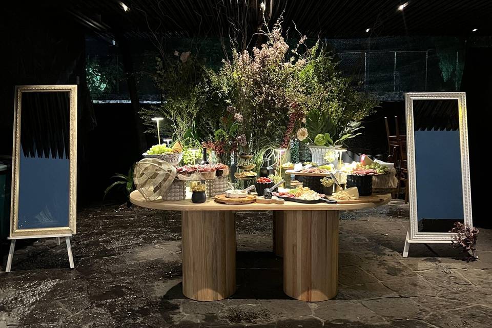 Mesa de quesos y carnes frías