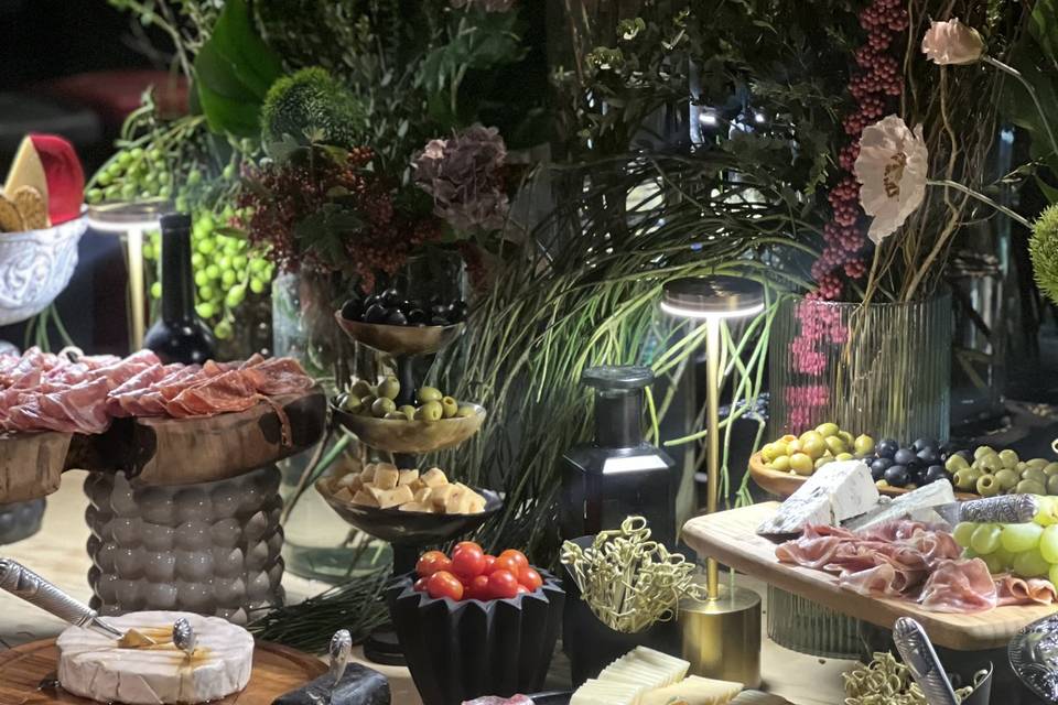 Mesa de quesos y carnes frías