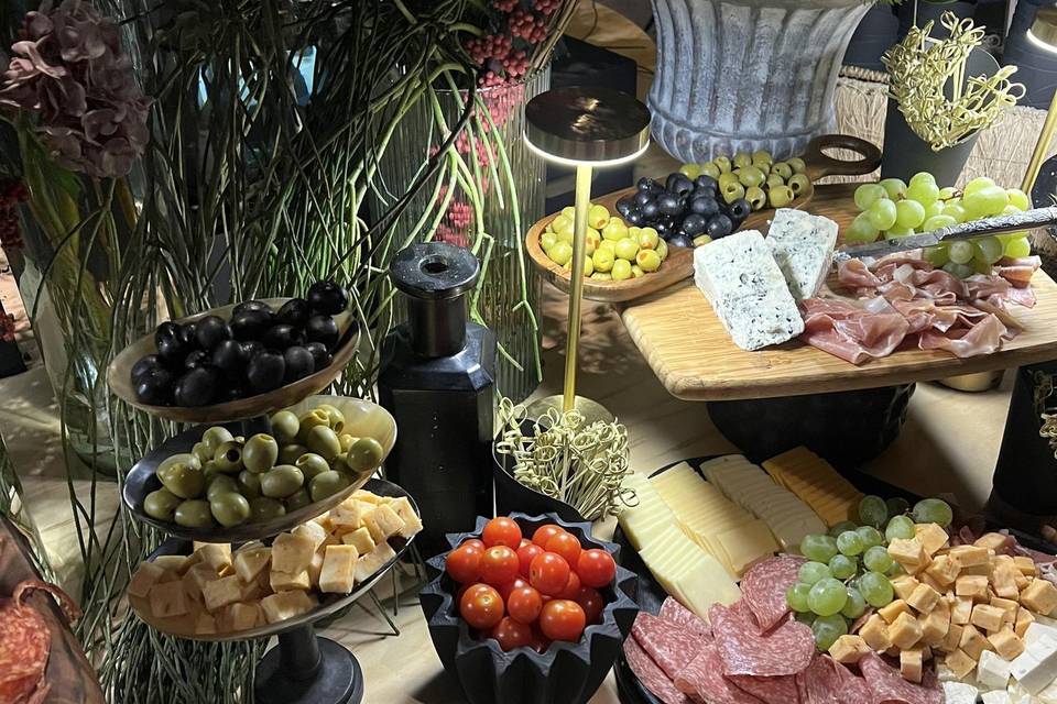 Mesa de quesos y carnes frías