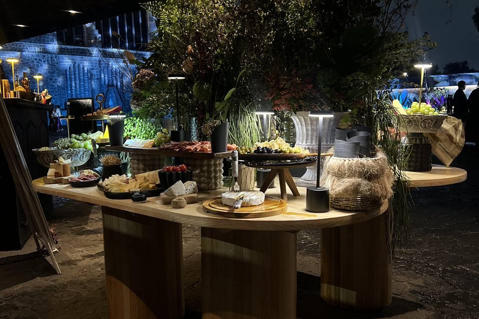 Mesa de quesos y carnes frías