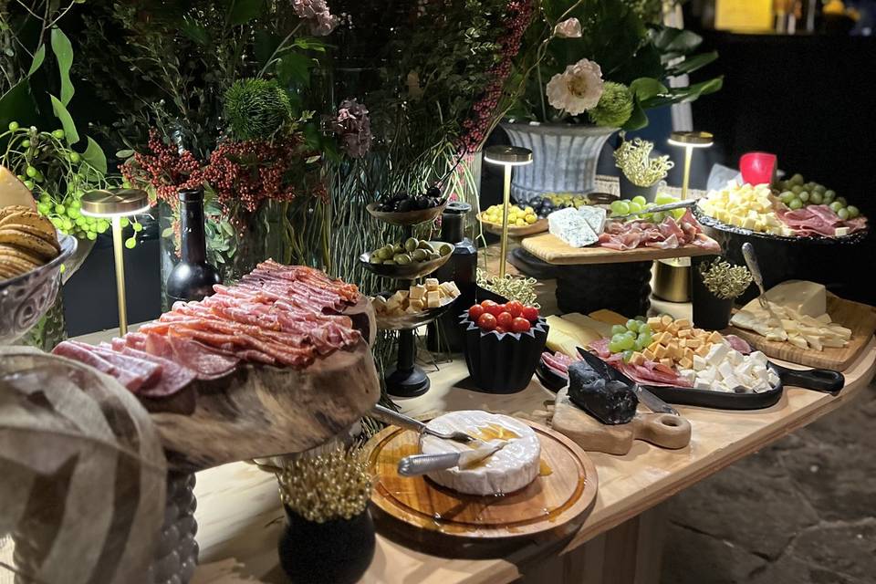 Mesa de quesos y carnes frías
