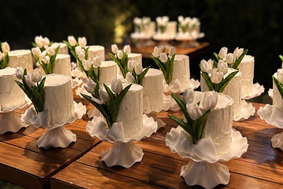 24 pasteles uno por mesa
