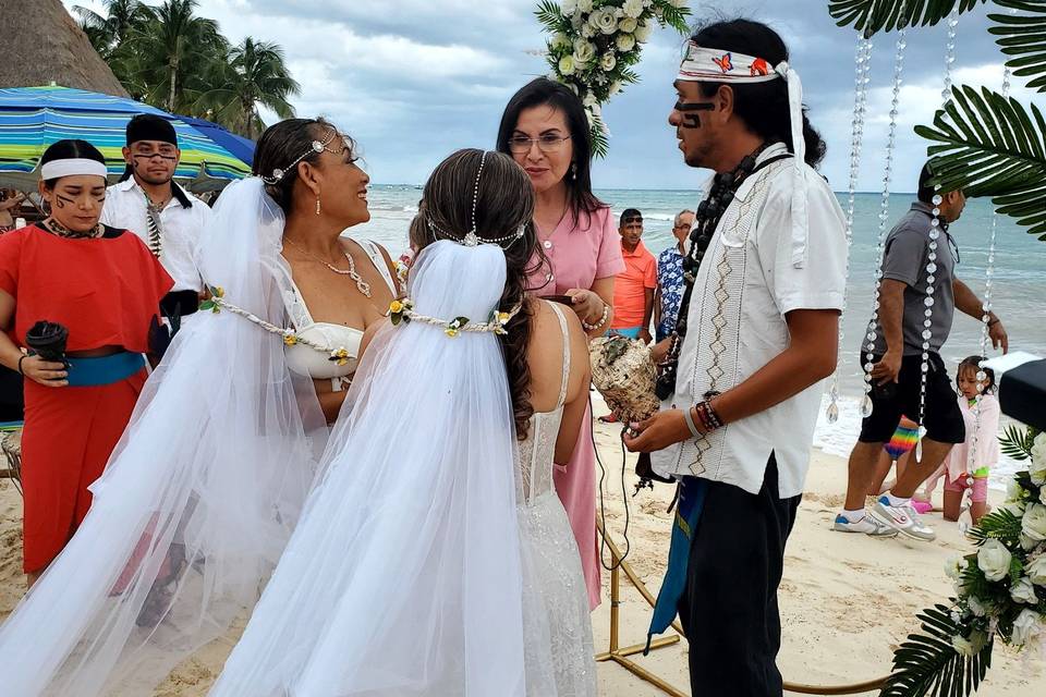 Ceremonia simbólica en la playa