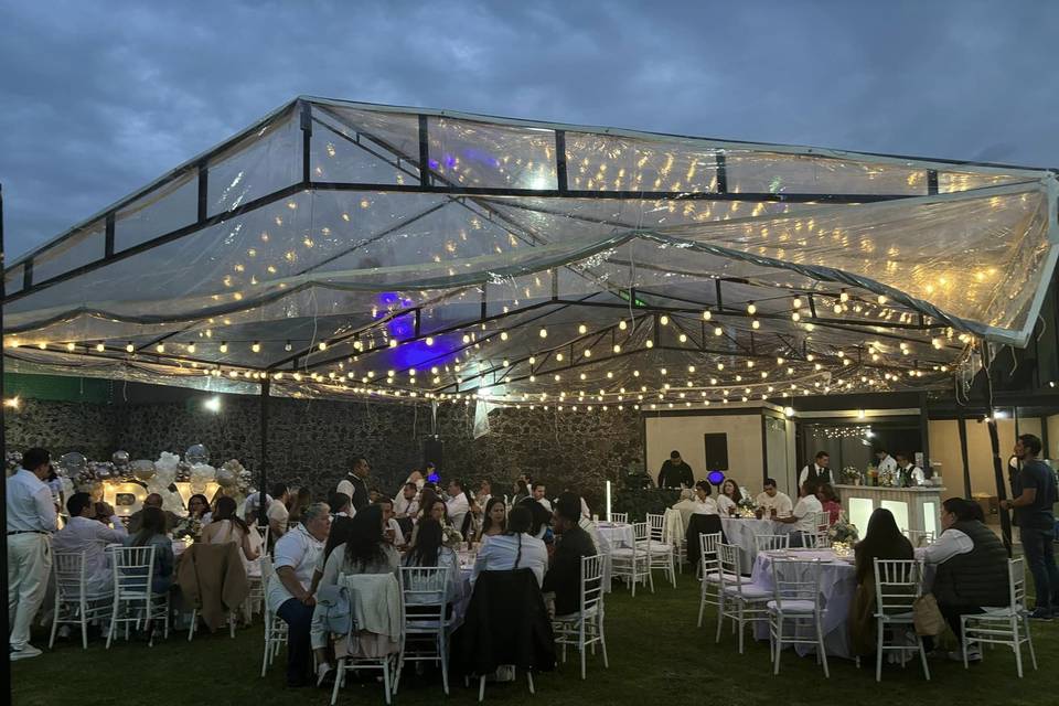 Jardín decorado con carpa transparente