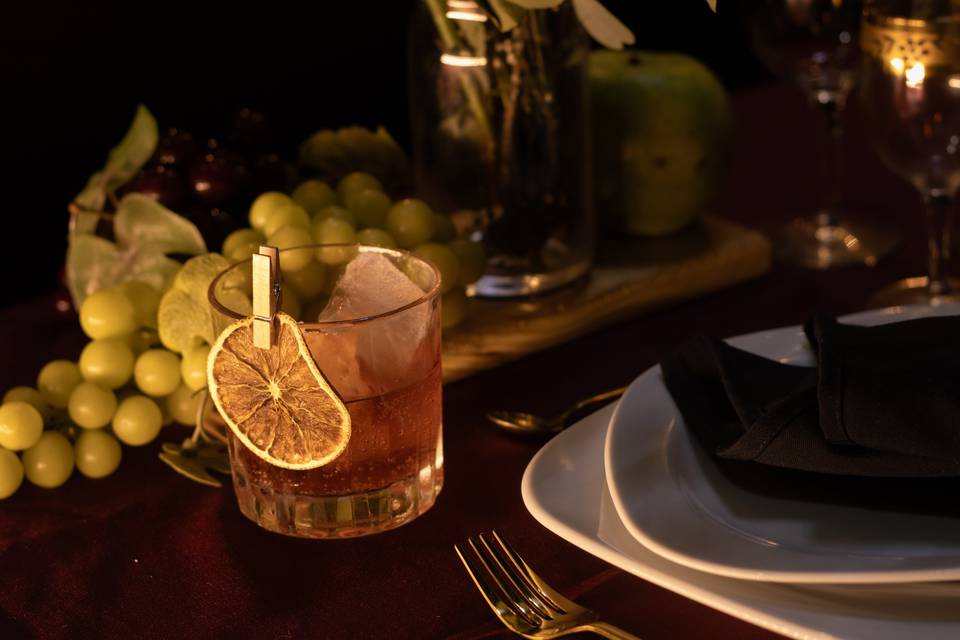 Mesa montada con coctelería