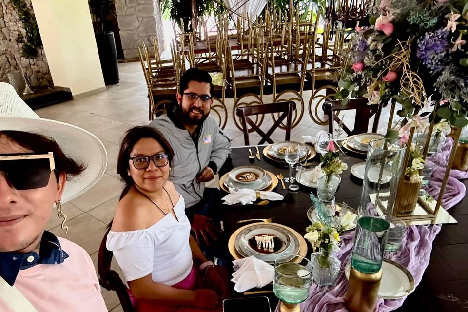 Pareja en una mesa decorada