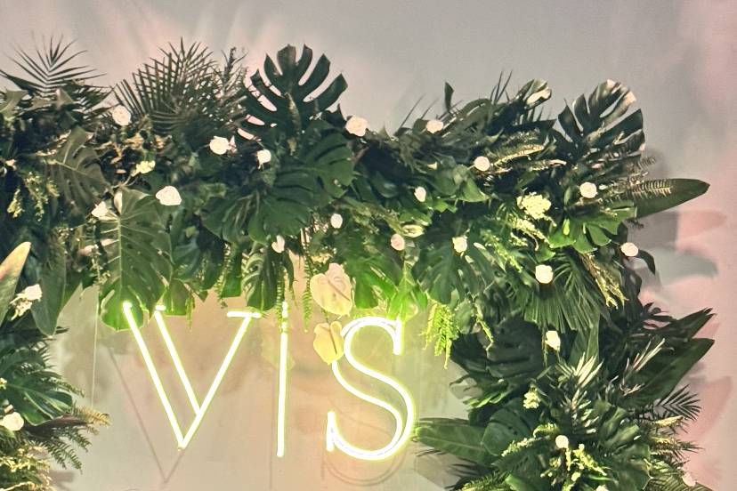 Arco con letras neón