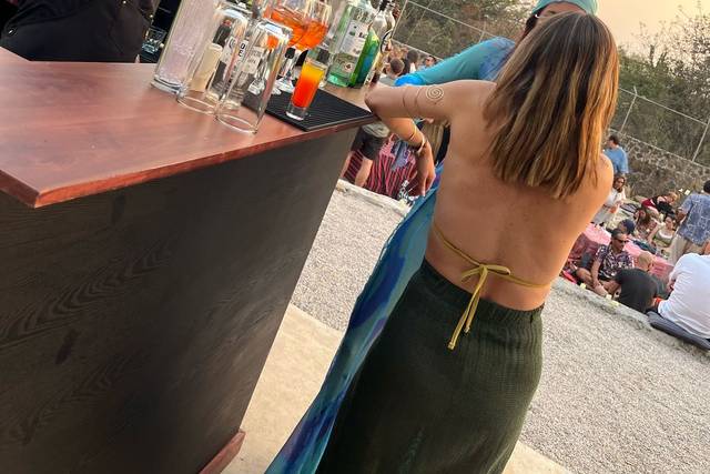 Sirviendo bebidas a invitadas