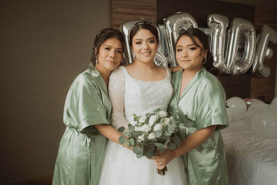 Zury & familia getting ready