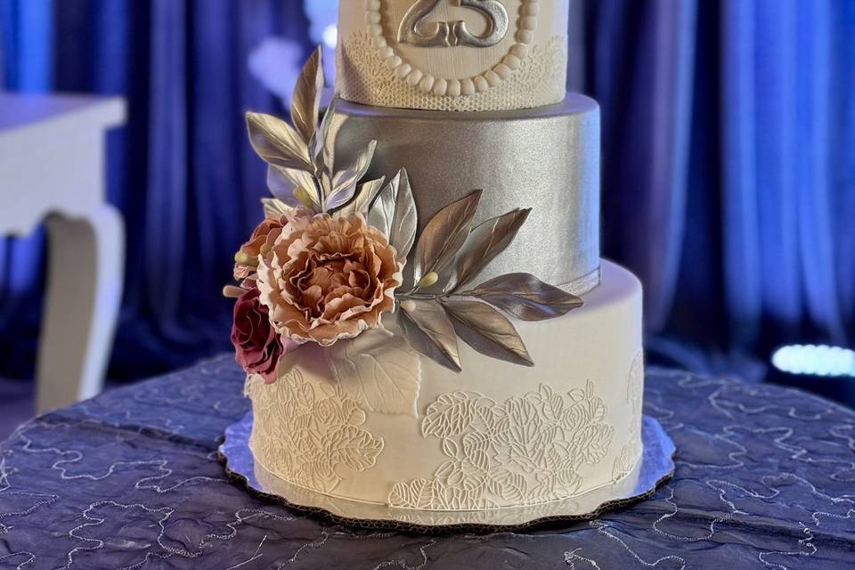 Pastel plata y flores